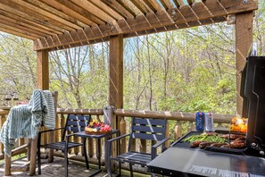 Outdoor dining - Cozy Pet-Friendly Retreat | Views & Fire Pit Fun (Waynesville)