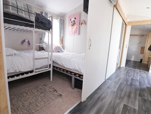 2 Schlafzimmer, individuell dekoriert, individuell eingerichtet