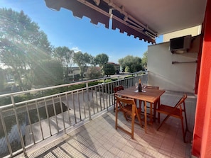 Apartment, 2 Bedrooms, Balcony | Outdoor dining
