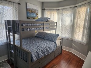 4 habitaciones, tabla de planchar con plancha, wifi y ropa de cama 