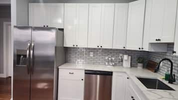 Micro-ondes, four, plaque de cuisson, lave-vaisselle