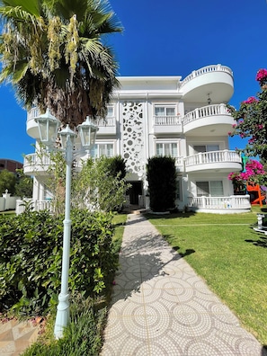 Family Apartment | Individually decorated, desk, iron/ironing board, cots/infant beds - Belka Golf Residence Delux apt. Poolside (Serik)