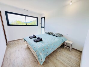 4 bedrooms, iron/ironing board, WiFi, bed sheets