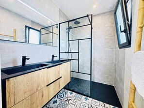 Shower, hair dryer, bidet, towels - Villa Bel Aspres-Terrace & Garden-Conditioning-Spacious-Calm & Nature (Banyuls-dels-Aspres)