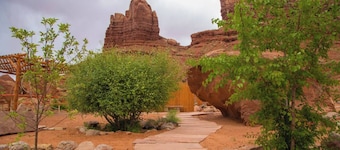 Charming Red Cliff Cabin in Monument Valley