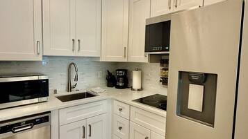 Micro-ondes, plaque de cuisson, lave-vaisselle, serviettes en papier