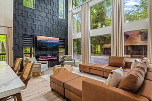 Smart TV, chimenea y futbolito 