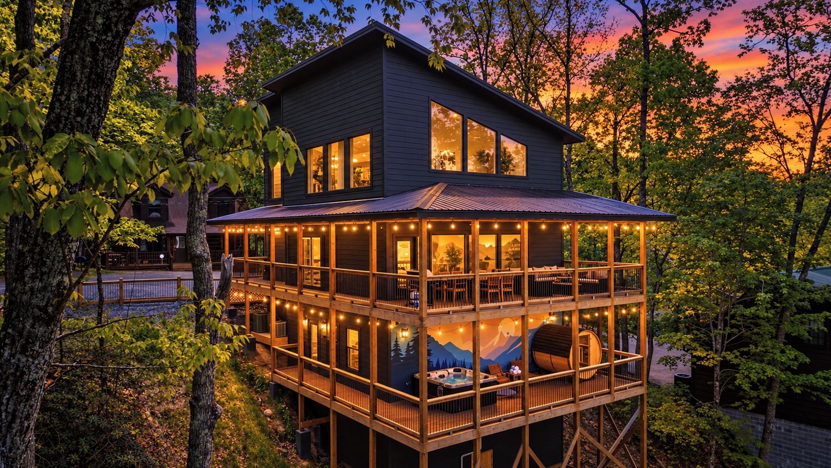 Une cabane en bois à plusieurs étages, dotée d’un balcon, entourée d’arbres, et comprenant un jacuzzi et un espace salon extérieur.
