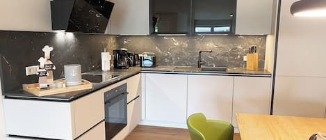 Fridge, oven, stovetop, dishwasher