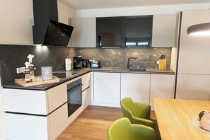 Réfrigérateur, four, plaque de cuisson, lave-vaisselle