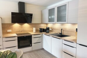 Ofen, Herdplatte, Geschirrspüler, Wasserkocher mit Kaffee-/Teezubehör