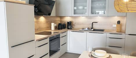 Four, plaque de cuisson, lave-vaisselle, cafetiĂšre/bouilloire