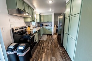 Jääkaappi, mikroaaltouuni, uuni, liesi