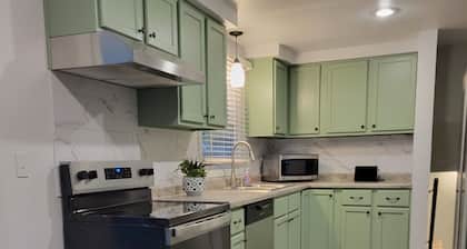 Charming Split-Level Near Lambeau