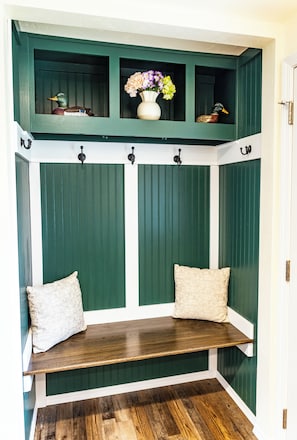 Interior - Charming Split-Level Near Lambeau (Green Bay)