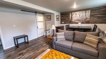 Smart TV, fireplace, stereo