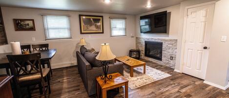 スマートテレビ、暖炉、ステレオ