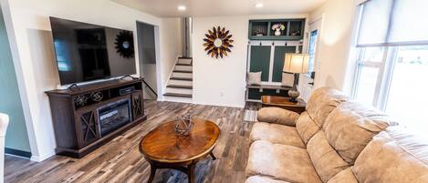 TV connectée, cheminée, chaîne hi-fi