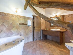 Douche, baignoire à jets, sèche-cheveux, bidet