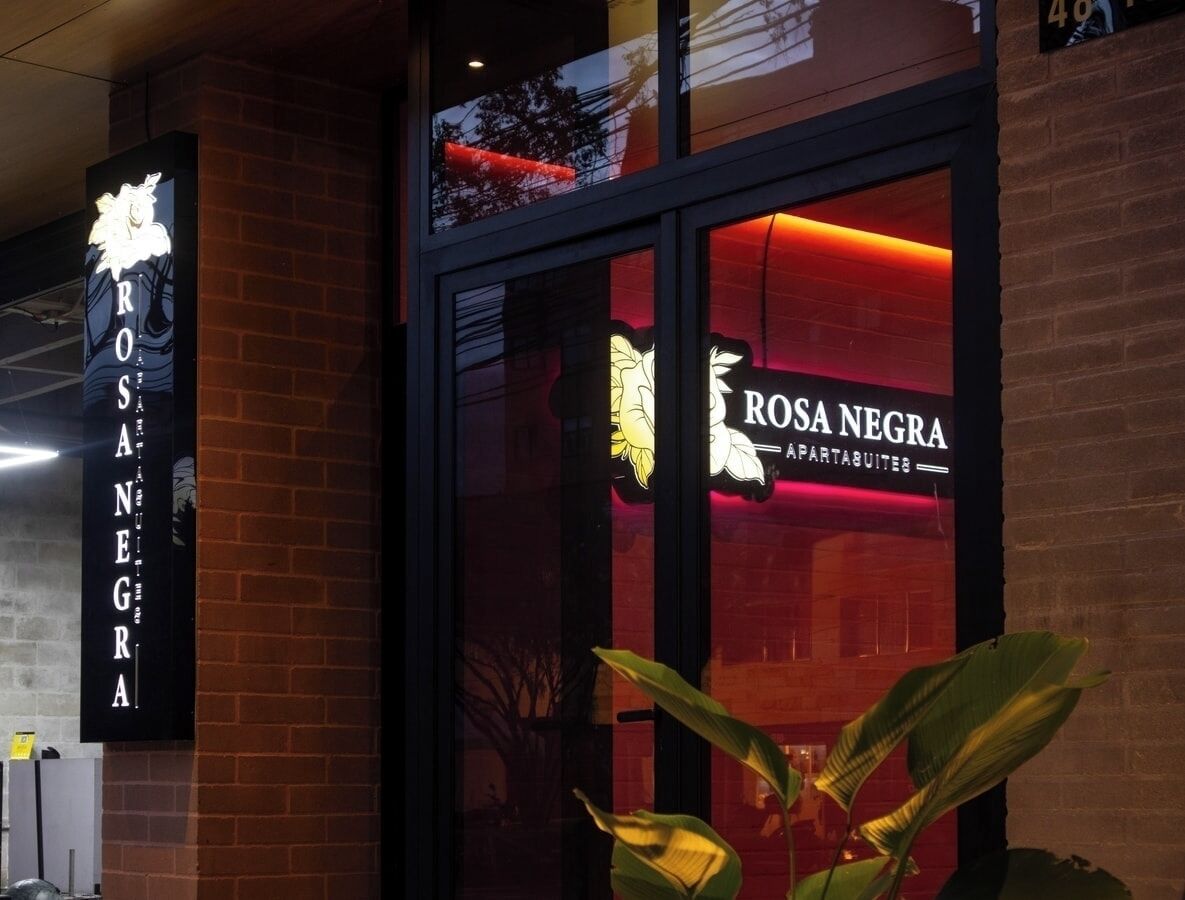 En byggnad med en skylt där det står ”ROSA NEGRA APARTMENTS”.