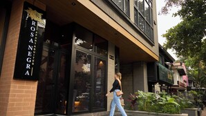 A building with a sign reading "ROSANEGRA APARTMENTS". - Stadio Haven Rosa Negra Cozy Suite (Medellín)