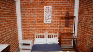 Deluxe Double Room, Garden View | Meja, ruang kerja komputer riba 