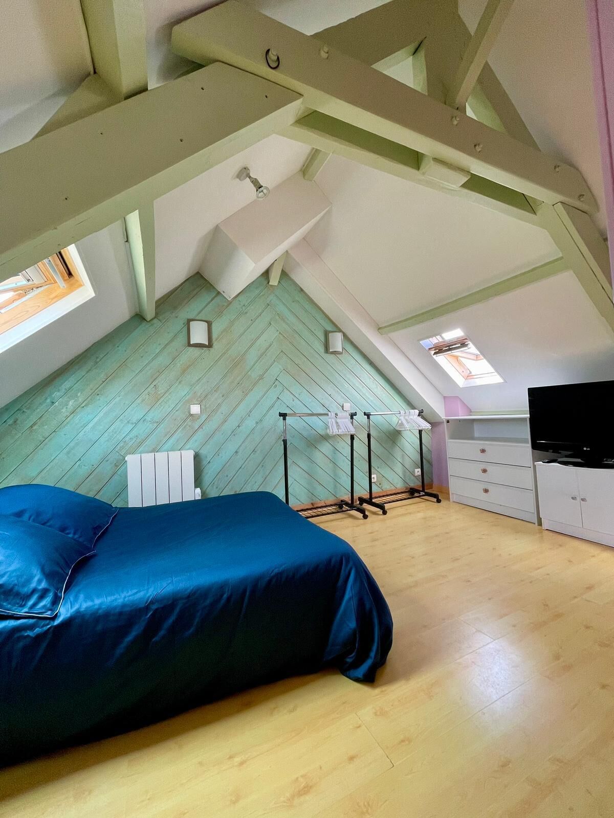 3 bedrooms, iron/ironing board, WiFi, bed sheets