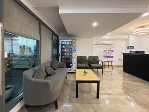 Área de estar no saguão