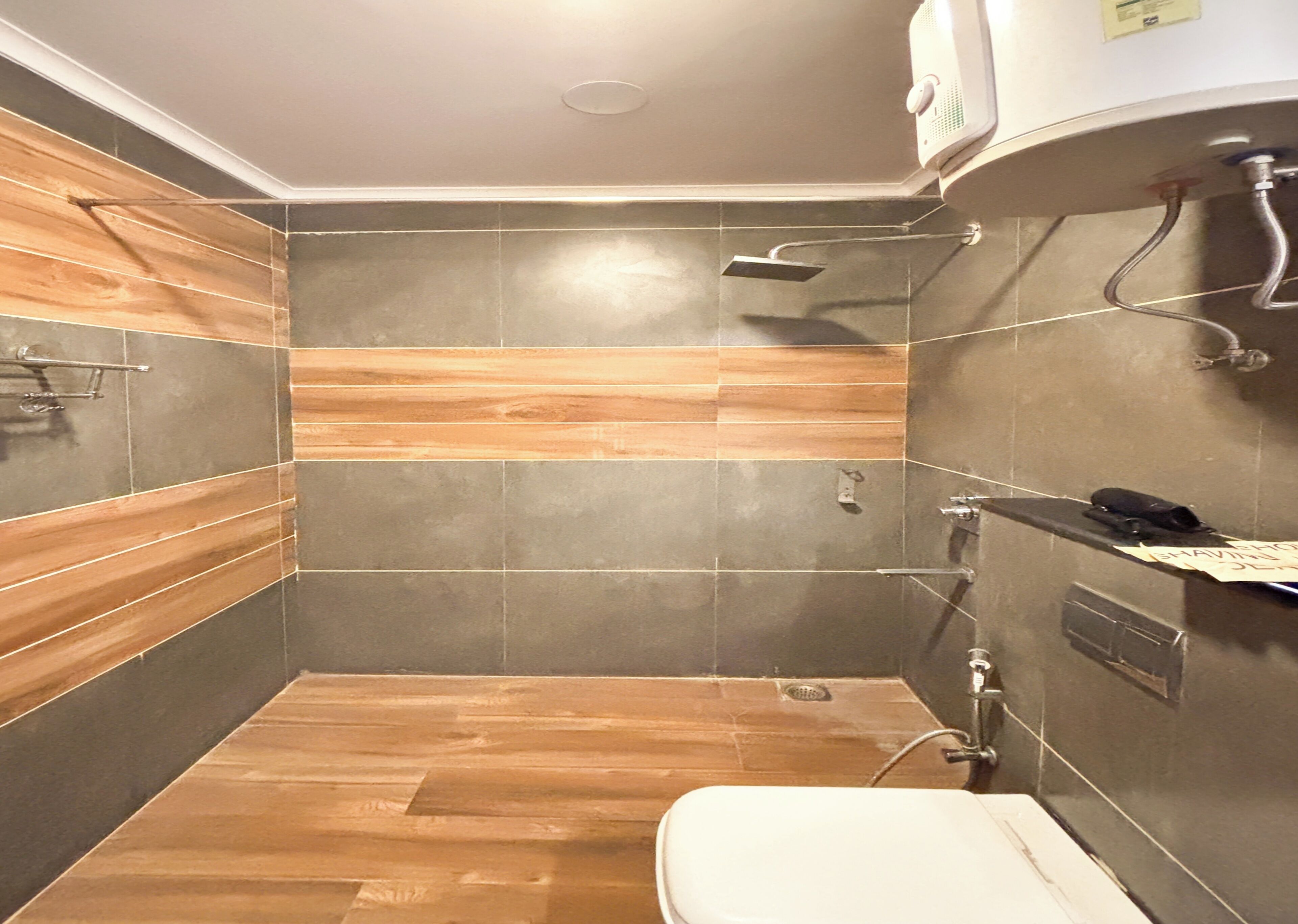 Un baño moderno con ducha, inodoro y tocador.