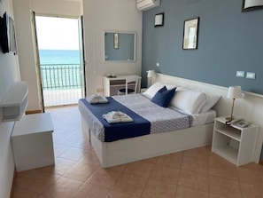 In-room safe, blackout drapes - Hotel Club Perla (Casalabate)