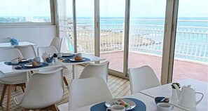 Bao gồm bữa sáng buffet hàng ngày 