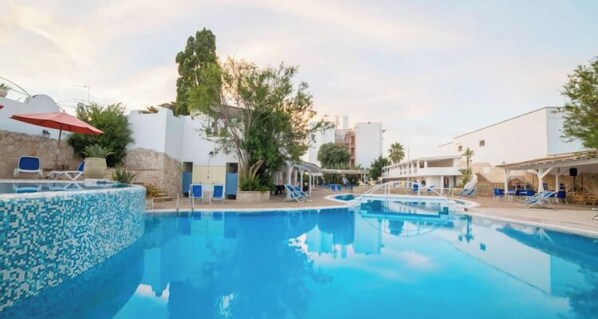 Piscine extérieure (ouverte en saison)