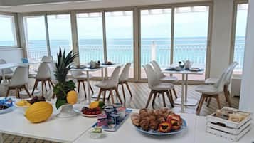 بوفيه فطور مجانًا يوميًا