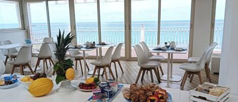 朝食 (ビュッフェ)、毎日提供 (無料)