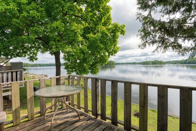 Lakeside Charm: Cozy 2-Bed Retreat with Forest Views