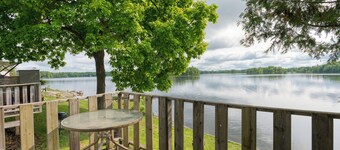 Lakeside Charm: Cozy 2-Bed Retreat with Forest Views