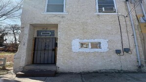 Unclassified image, 2 of 8, button - Chic 1-bedroom apartment with AC, WiFi in charming Philadelphia (Philadelphia)