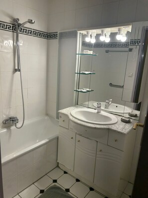 Hårtørrer, håndklæder, Sæbe, Toiletpapir