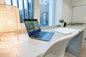 Bureau, espace de travail pour ordinateur portable, Wi-Fi gratuit