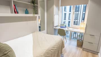 Single Room | Desk, laptop workspace, free WiFi