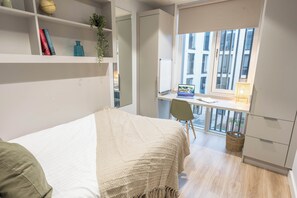 Single Room | Desk, laptop workspace, free WiFi - City HideAway (Galway)
