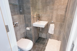 Estudio | Baño | Ducha, artículos de higiene personal gratuitos, toallas y jabón