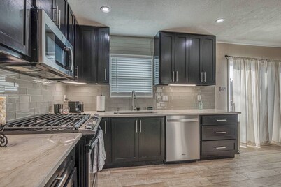 Desert Oasis - Central to Everything!