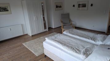 2 bedrooms, WiFi (free), bed sheets