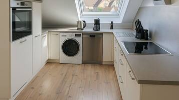 Kühlschrank, Ofen, Geschirrspüler, Wasserkocher mit Kaffee-/Teezubehör