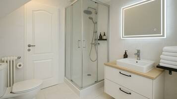 Dusche, Haartrockner, Handtücher, Toilettenpapier