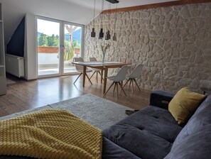 Smart TV - Neckar View Apartment near Heidelberg | Balcony & Parking (Neckarsteinach)