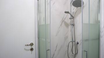 Haartrockner, Handtücher, Toilettenpapier