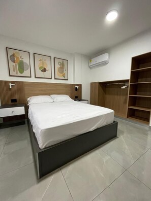 Standard-Doppelzimmer, rollstuhlgeeignete Dusche, Buchtblick