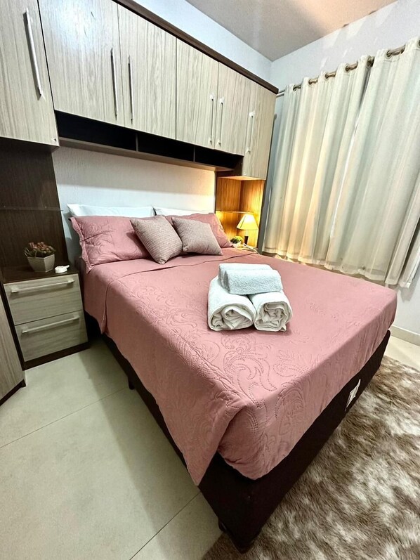 1 chambre, rideaux occultants, fer et planche à repasser, Wi-Fi gratuit